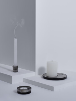 Die skulpturale Präsenz eines minimalistischen Kerzenständers von kaschkasch.