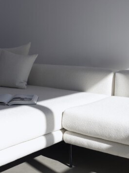 Sanftes Sonnenlicht auf textilen Oberflächen. Ein weißes Sofa von kaschkasch in der Objektfotografie.