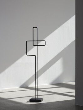 Architektonische Silhouette eines Stummdieners im Spannungsfeld von Licht und Kontrast.