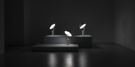 Skulpturale Anordnung mehrerer Cap Leuchten im tiefen Schwarz. Atmosphärische Lichtführung und zeitgenössische Designfotografie von Thomas Wiuf Schwartz.