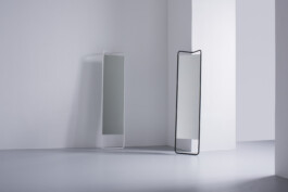 Reflexion und Geometrie: Minimalistisches Spiegeldesign von kaschkasch in der Objektfotografie.