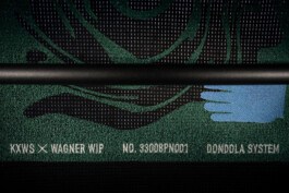 Makroaufnahme der Rückenlehne des Wagner Stuhls mit Fokus auf Stoffstruktur und Nahtdetails Produkt-Fotografie