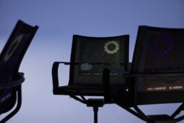 Drei D1 Office Stühle in verschiedenen Stoffmustern und Farbtönen inszeniert im Studio mit Licht- und Schattenspiel Produkt-Fotografie