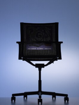 Inszenierung des D1 Office Stuhls in dunkler Umgebung mit kontrastreichem Licht für dramatische Wirkung Produkt-Fotografie