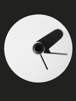 Monochrome Eleganz und klare Linienführung. Die mattschwarze Acqua Gießkanne von Ligne Roset in der minimalistischen Produktfotografie.