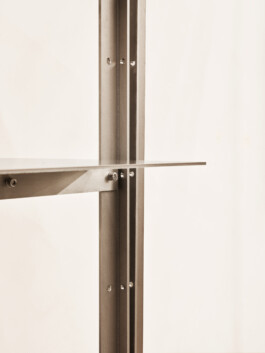 Detailaufnahme: Minimalistisches Edelstahlregal — klare Kanten und modulare Konstruktion. Produkt-Fotografie