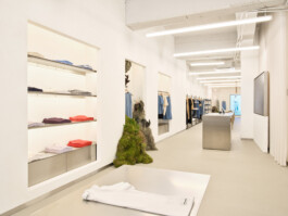 Totale: Regalwand mit Kollektion — reduzierte Präsentation der ARMEDANGELS Kleidungsstücke. Produkt-Fotografie