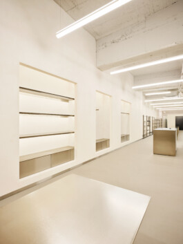 Totale: Regalwand ohne Bekleidung — Raumaufteilung und modulare Präsentationsflächen. Produkt-Fotografie