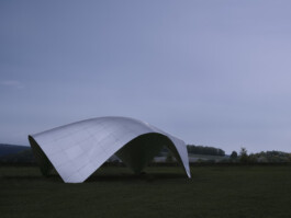 Airfoil Prototyp Aachen im Tageslicht, klare Raumkomposition, offene Spannung und sichtbare Kontur der Shell. Produkt-Fotografie