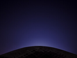 Oberflächenstudie, Lichtspiel auf der Edelstahlhaut, texturale Nuancen in minimalistischer Komposition. Produkt-Fotografie