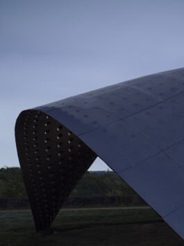 Makro Kegelspitze, Produktinszenierung der Blechverbindung, Präzision der Formung sichtbar. Produkt-Fotografie