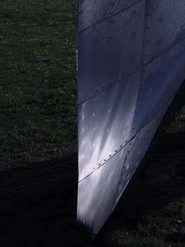 Detail eines Trageelements, nahe Ansicht der punktuellen Stütze, Umkehrkrümmung als gestalterisches Element. Produkt-Fotografie